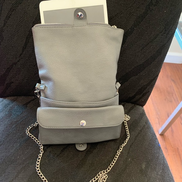 SUPER GREY FAUX LEATHER CROSSBODY WITH LOTS OF COMPARTMENTS. - Picture 7 of 11